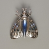 Broche-colgante Mariposa con cristal azul, strass multicolor, metal plateado 44×48 mm