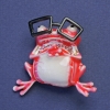 Broche-colgante «Rana con gafas» esmalte rojo y blanco, cristales rosados, color dorado del metal, 38×35 mm +