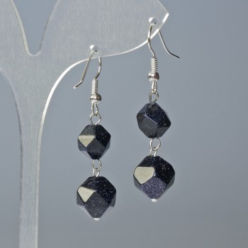 Pendientes de aventurina Azul Arena Noche Kaira facetados, diámetro 10×9 y 12×11 mm, longitud aprox. 4 cm, con gancho
