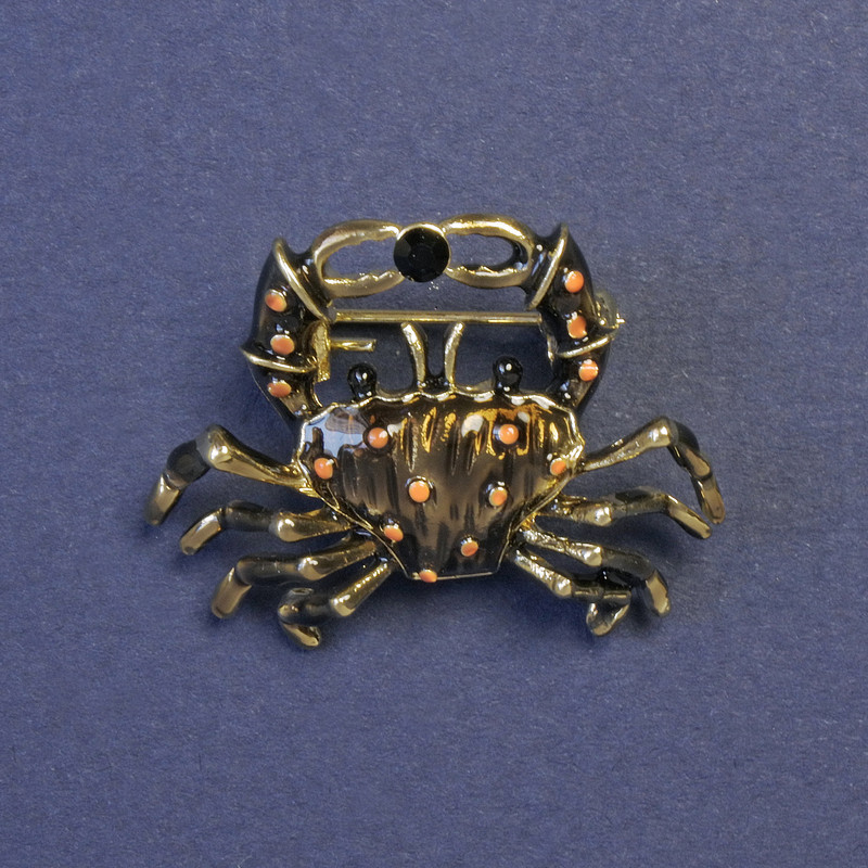 Broche de cangrejo con esmalte marrón y metal dorado 23×30 mm