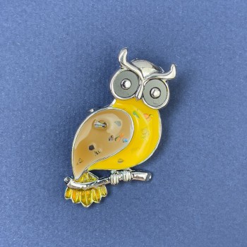 Broche colgante «Búho Haliotis», esmalte amarillo y negro, metal plateado, diámetro 23 mm +-, longitud 45 mm +-