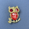Broche-colgante «Búho» con cristales rojos y metal dorado, diámetro 25 mm, longitud 34 mm ±
