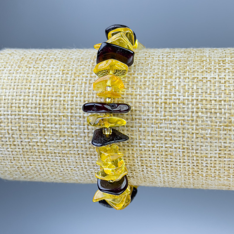 Pulsera con trocitos de ámbar, diámetro 8–13×2–4 mm ±, con abalorios, longitud 18 cm ±, elástica