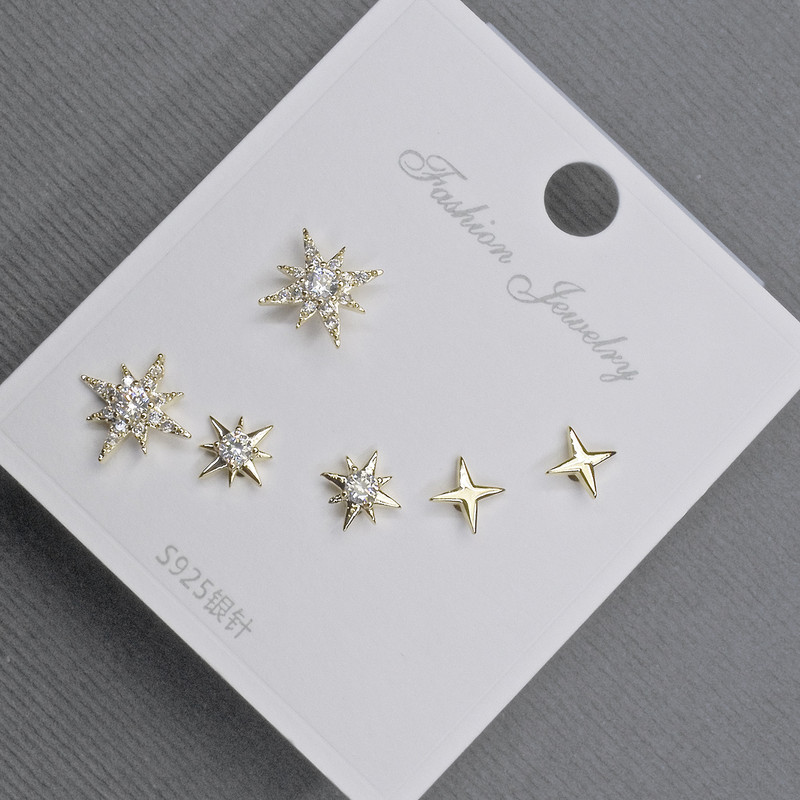 Pendientes tipo botón 10–6 mm ±, de metal dorado, con strass blancos
