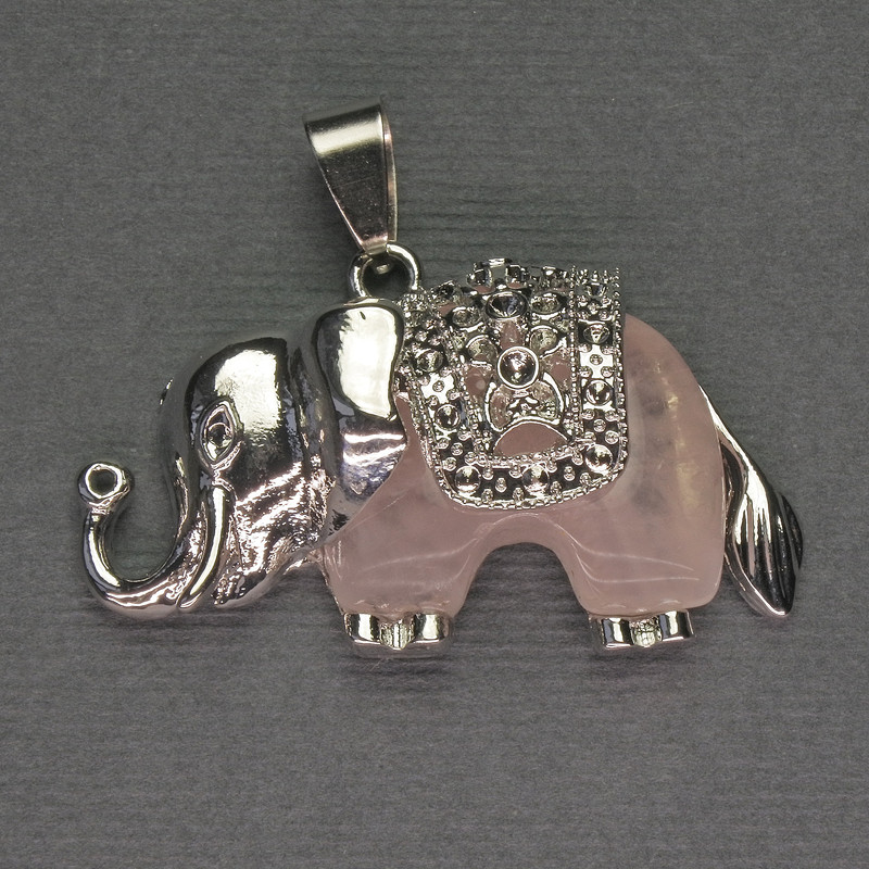 Colgante «Elefante» de cuarzo rosa 39×34 mm± con metal plateado