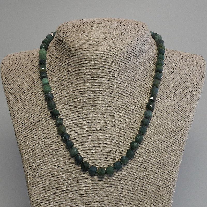 Collar de jaspe verde facetado en cubos, diámetro 7 mm ±, longitud 45 cm ±, con cierre