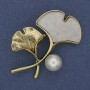 Broche 'Ramita' color blanco nacarado con perla y metal dorado, 48×38 mm