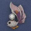 Broche-colgante «Pez» con esmalte violeta, cristales blancos y perla, metal dorado 47x32 mm +
