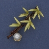 Broche-colgante Bambú con Perla esmaltada, 27×49 mm ± metal dorado