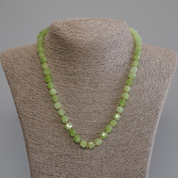 Collar de crisoprasa y olivino facetado en cubo, diámetro 7×7 mm ±, cuentas de 3 mm ±, longitud 50 mm ±, con cierre