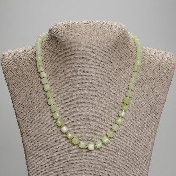 Collar de crisoprasa y olivino facetado en cubo, diámetro 6,5×6,5 mm+- cuentas de 3 mm+-, longitud 45 mm+- con cierre