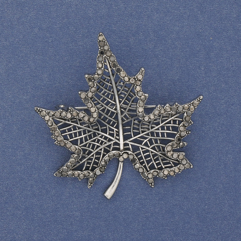Broche 'Hoja en cuña' con strass grises