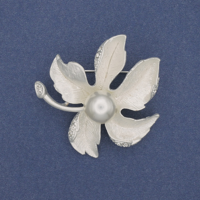 Broche hoja con perla y strass, esmaltado, metal plateado, 46 mm+