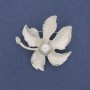 Broche hoja con perla y strass, esmaltado, metal plateado, 46 mm+