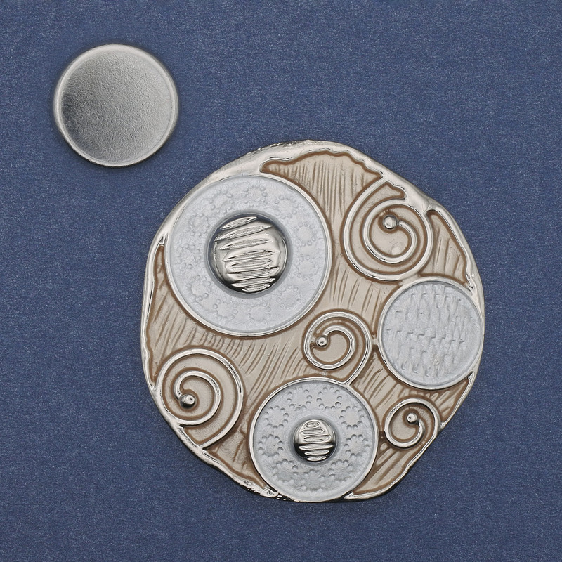 Broche magnético «Acento» esmalte en metal plateado 45 mm+
