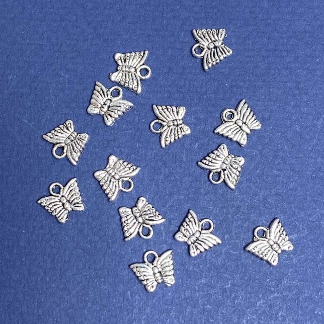 Colgante de mariposa plateado, 9×10 mm, presentación 20 g ± 40 uds