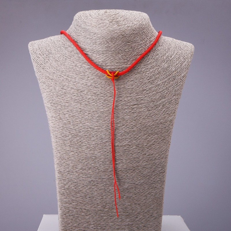 Cordón para cuello rojo con cierre amarillo 60 cm
