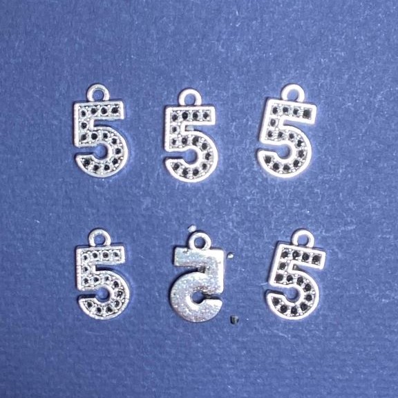 Colgante en forma de número cinco 18×10 mm, empaque de 20 gramos ±14 uds