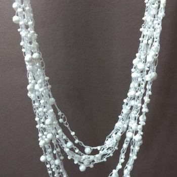 ( 140 cm ) Collar telaraña con colgantes redondos blancos