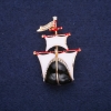 Broche «Barco» esmaltado, color blanco y negro, 30×44 mm, metal amarillo