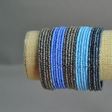 Pulsera de cuentas con broche en tonos morado-azulado-gris