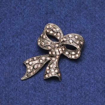 Broche con lazo y strass, metal dorado, 35x53 mm