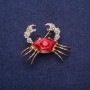 Broche en forma de cangrejo, esmalte rojo y strass, metal dorado, 30x40 mm