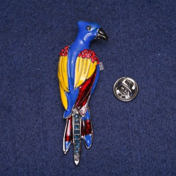 Broche Loro esmaltado con cristales, base de metal gris 20×65 mm
