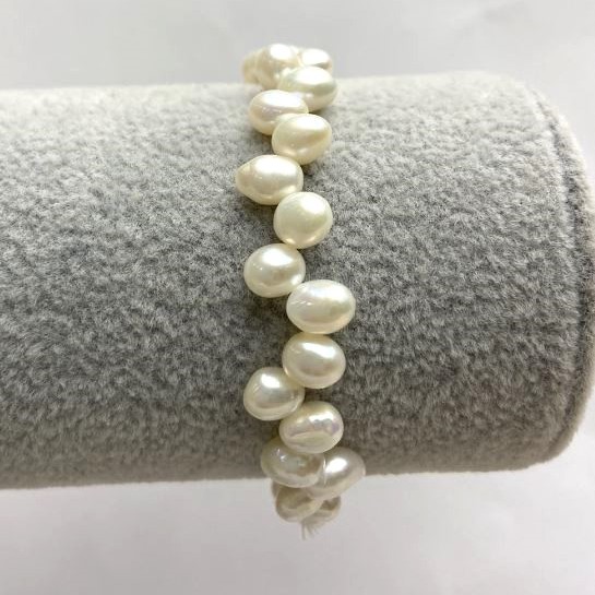 Pulsera de perlas barrocas «Mariposa» en goma elástica, diámetro 6-7 mm (+-), longitud 18 cm