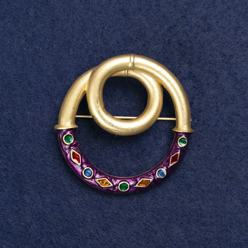 Broche Acento de metal dorado y esmalte