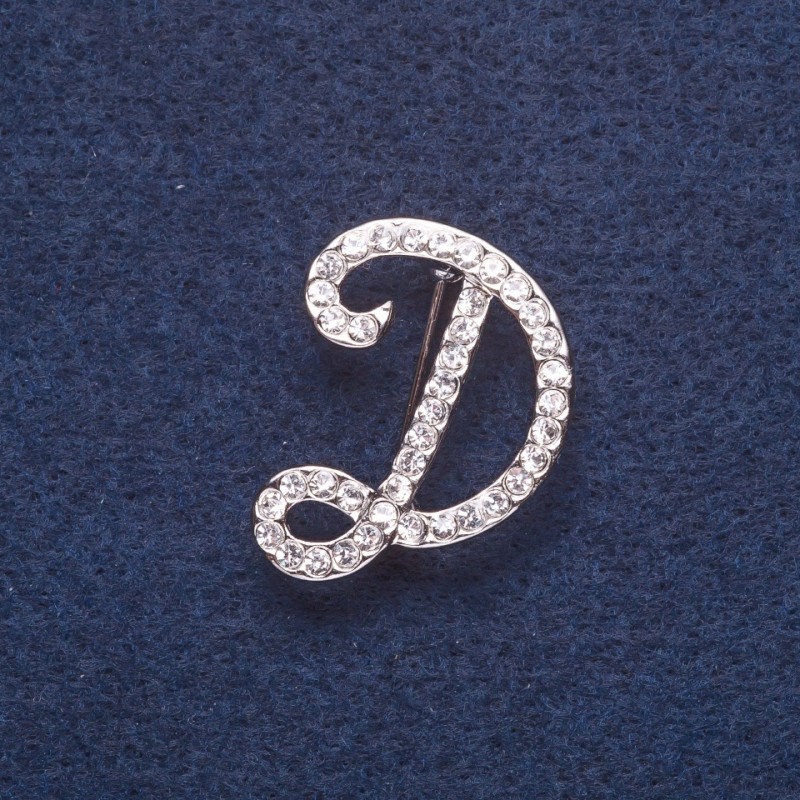 Broche con la inicial D en color plateado, 3×2 cm