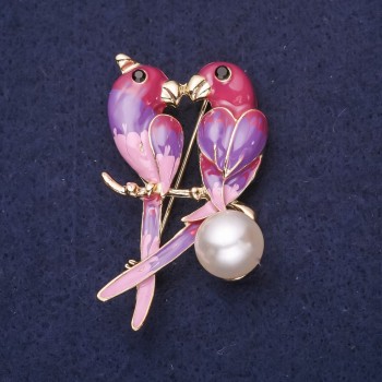 Broche de loros con cadena de perlas