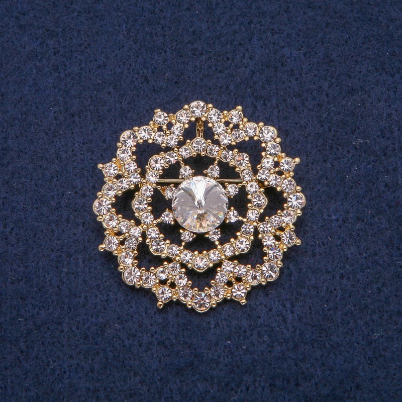 Broche de metal dorado con strass blancos 40×40 mm