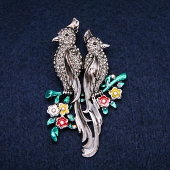 Broche de Loros esmaltado y strass grises 42 × 67 mm