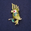 Broche «Loro» esmaltado en verde, blanco y rojo, 50×30 mm, metal dorado