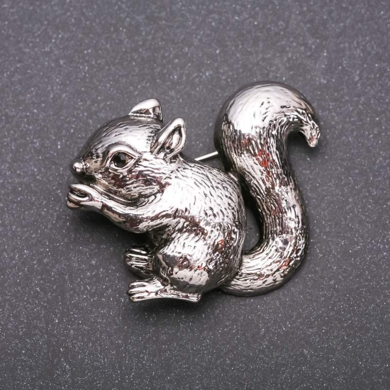 Broche «Ardilla» esmaltado gris plateado 37×48 mm