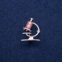 Broche Microscopio con esmalte y strass, 24×31 mm, metal plateado