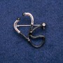 Broche Estetoscopio, strass blanco, esmalte negro, 33×29 mm, metal plateado