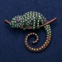 Broche camaleón con esmalte y strass, 60×77 mm, metal plateado