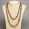 Collar largo de jaspe unakita, acabado pulido, diámetro de las cuentas 5×8–10 mm, longitud 110 cm ±