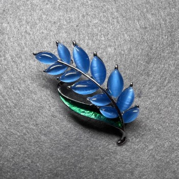 Broche 'Ramita' ojo de gato azul, esmalte verde sobre metal dorado 22x47 mm