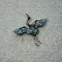 Broche de grulla negra con esmalte verde, metal plateado 47×45 mm