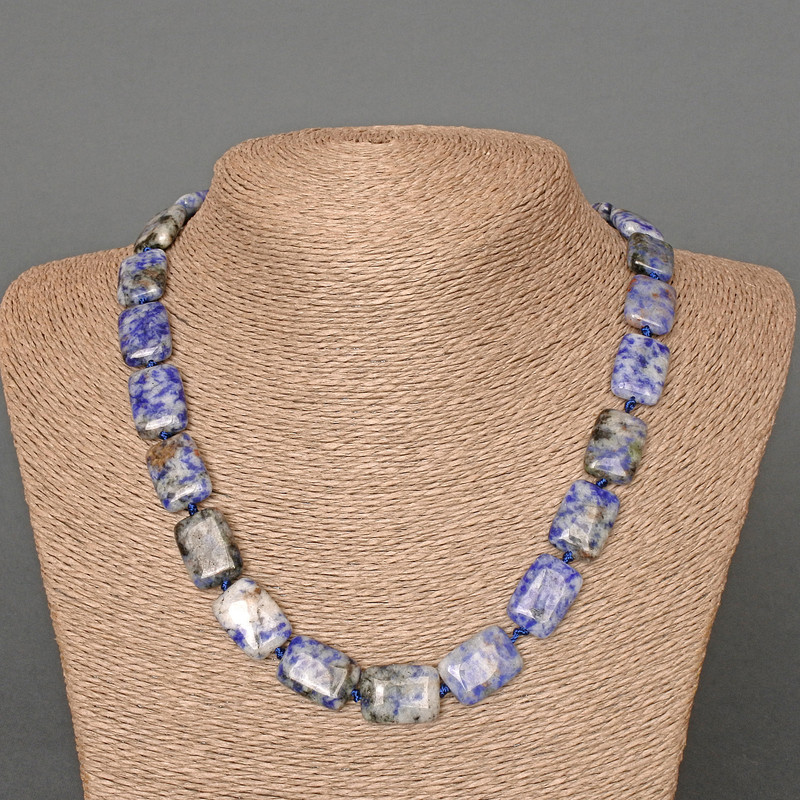 Collar de sodalita natural rectangular, medidas 13×18 mm, longitud 48 cm